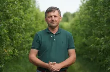 piotr zieliński ocenia sytuacje w swoim sadzie w Lipowej w powiecie sandomierskim