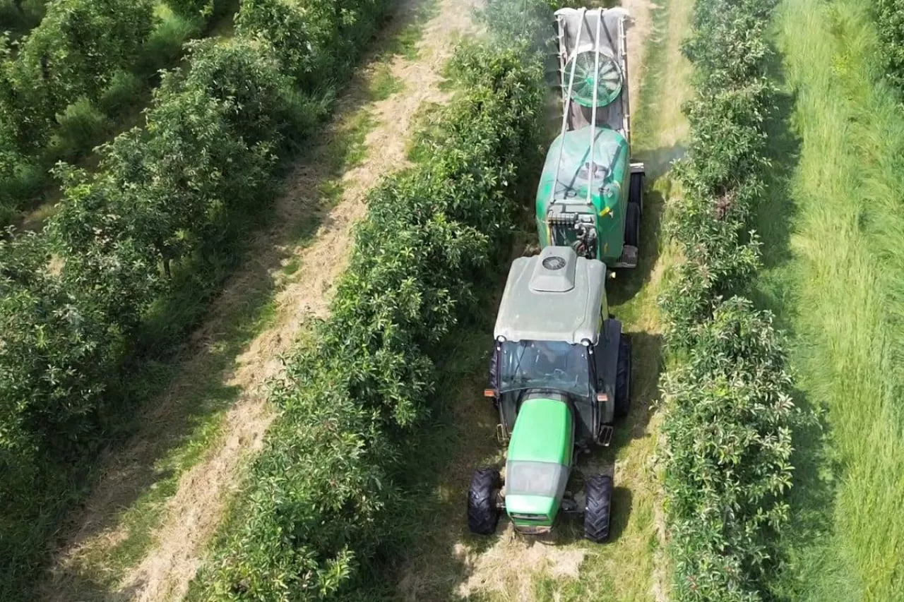 opryskiwacze i ciągniki w sadzie