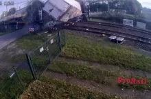 pociąg uderza w tira
