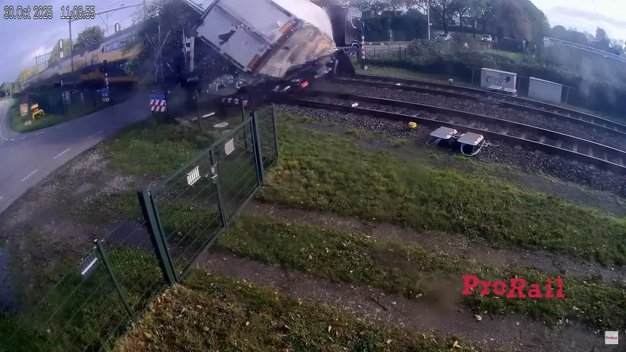 pociąg uderza w tira